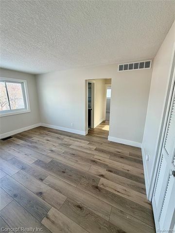 23556 Candace Drive, Rockwood, MI 48173