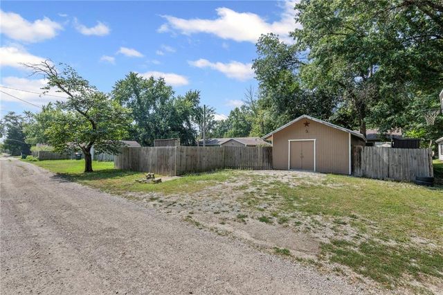 617 N Sycamore Street, Ottawa, KS 66067