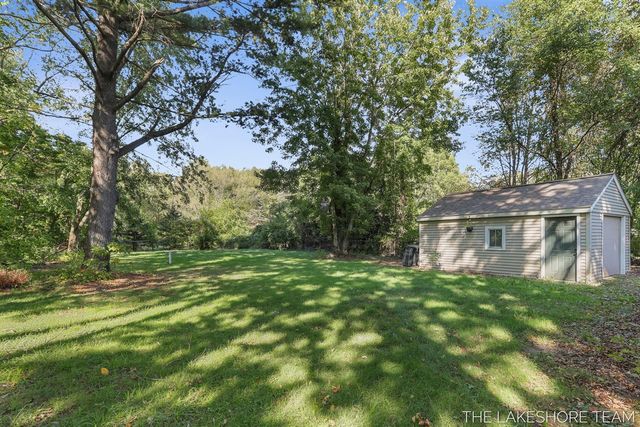 1677 W Lakewood Boulevard, Holland, MI 49424
