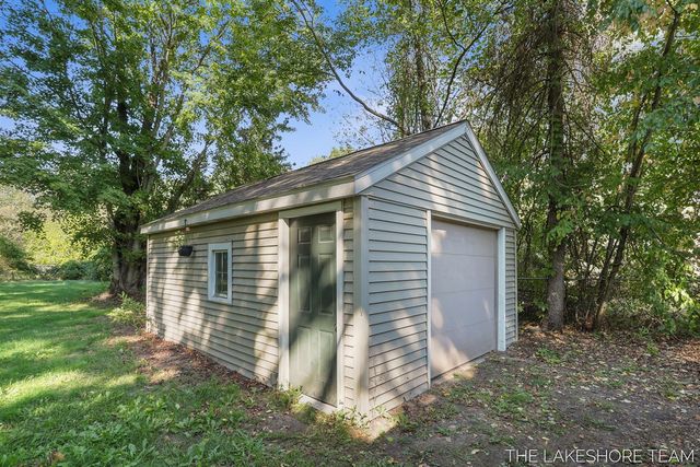 1677 W Lakewood Boulevard, Holland, MI 49424