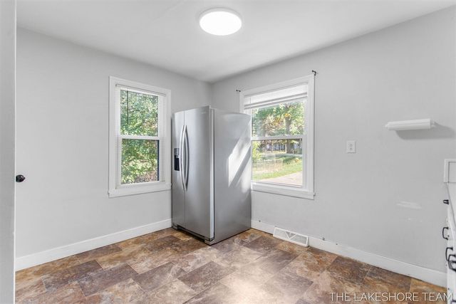 1677 W Lakewood Boulevard, Holland, MI 49424