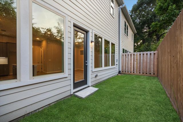 808 Glowing Dawn Drive, Houston, TX 77018