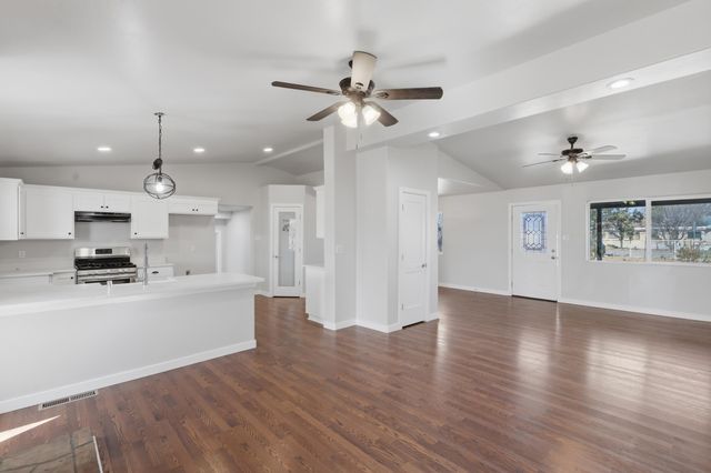 14 Calle Del Rio, Los Lunas, NM 87031