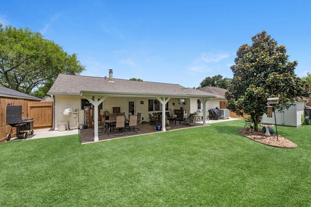 2355 Farriers Bend Drive, Friendswood, TX 77546