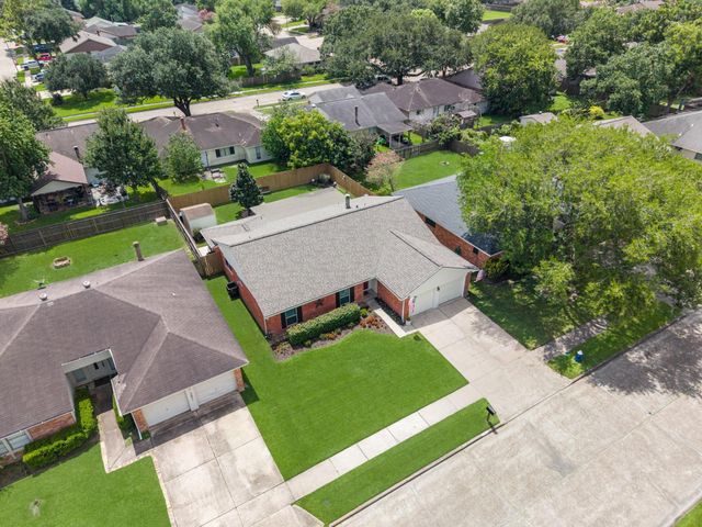 2355 Farriers Bend Drive, Friendswood, TX 77546