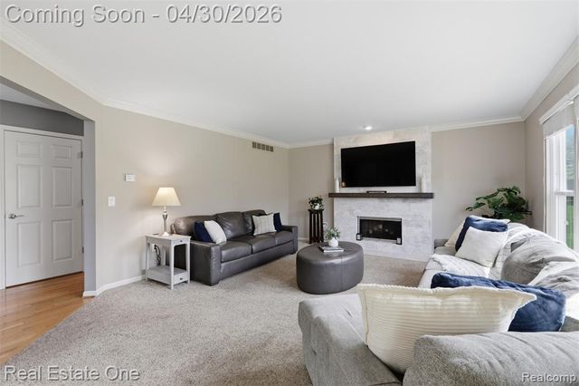 143 Blackberry Drive, White Lake, MI 48386
