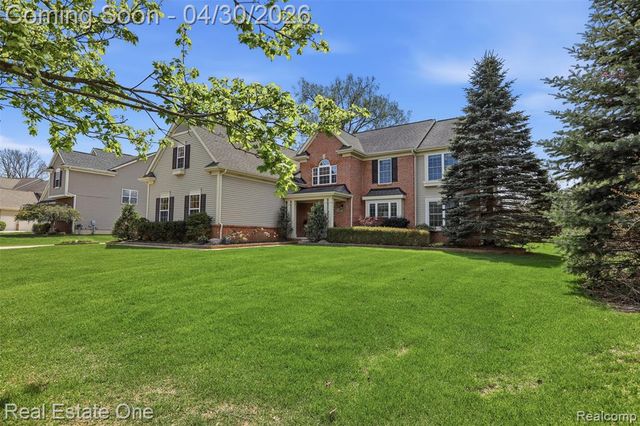143 Blackberry Drive, White Lake, MI 48386