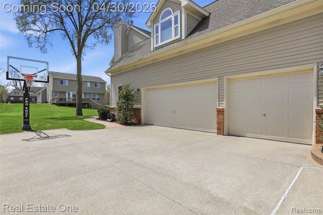 143 Blackberry Drive, White Lake, MI 48386