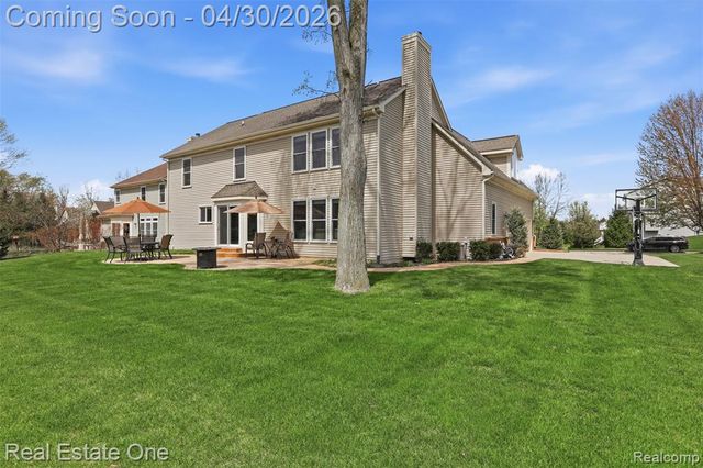 143 Blackberry Drive, White Lake, MI 48386