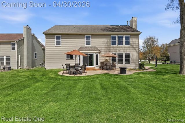 143 Blackberry Drive, White Lake, MI 48386