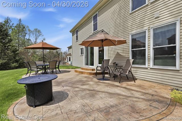 143 Blackberry Drive, White Lake, MI 48386