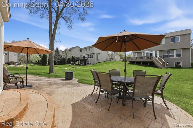 143 Blackberry Drive, White Lake, MI 48386
