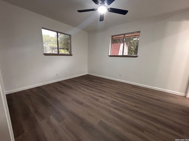 217 ELMWOOD DR, Seguin, TX 78155
