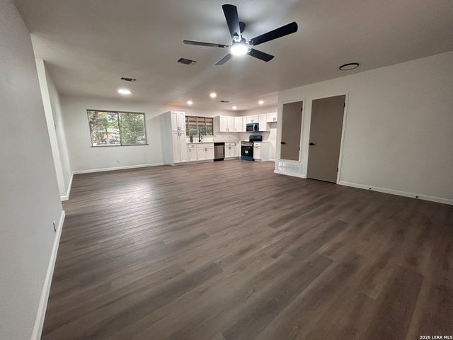 217 ELMWOOD DR, Seguin, TX 78155