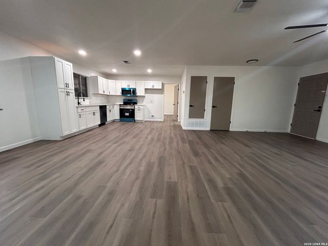217 ELMWOOD DR, Seguin, TX 78155