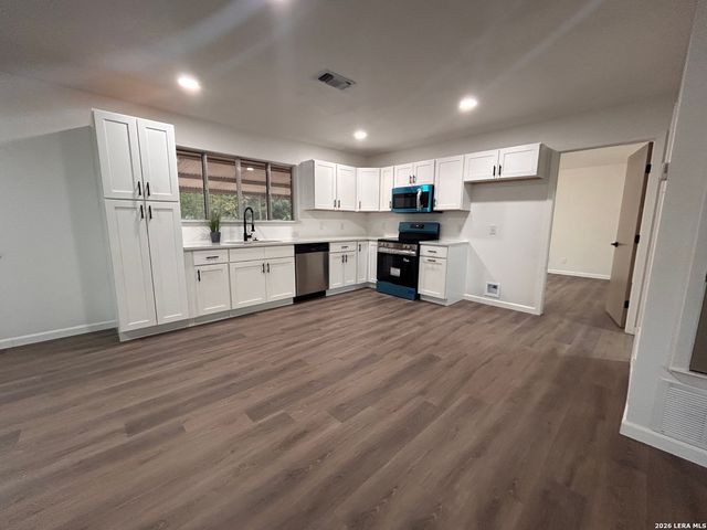 217 ELMWOOD DR, Seguin, TX 78155