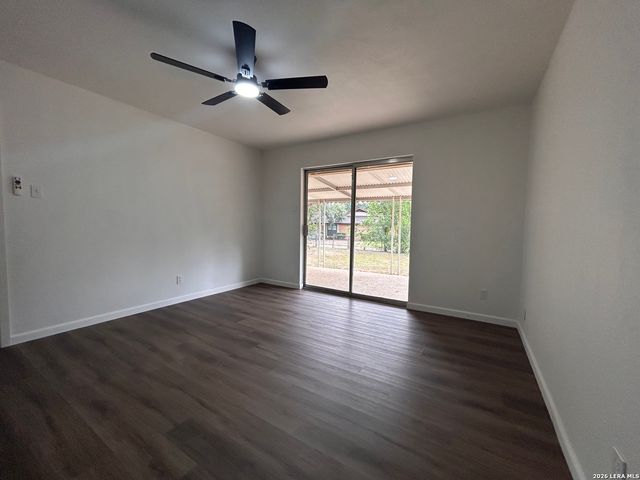 217 ELMWOOD DR, Seguin, TX 78155