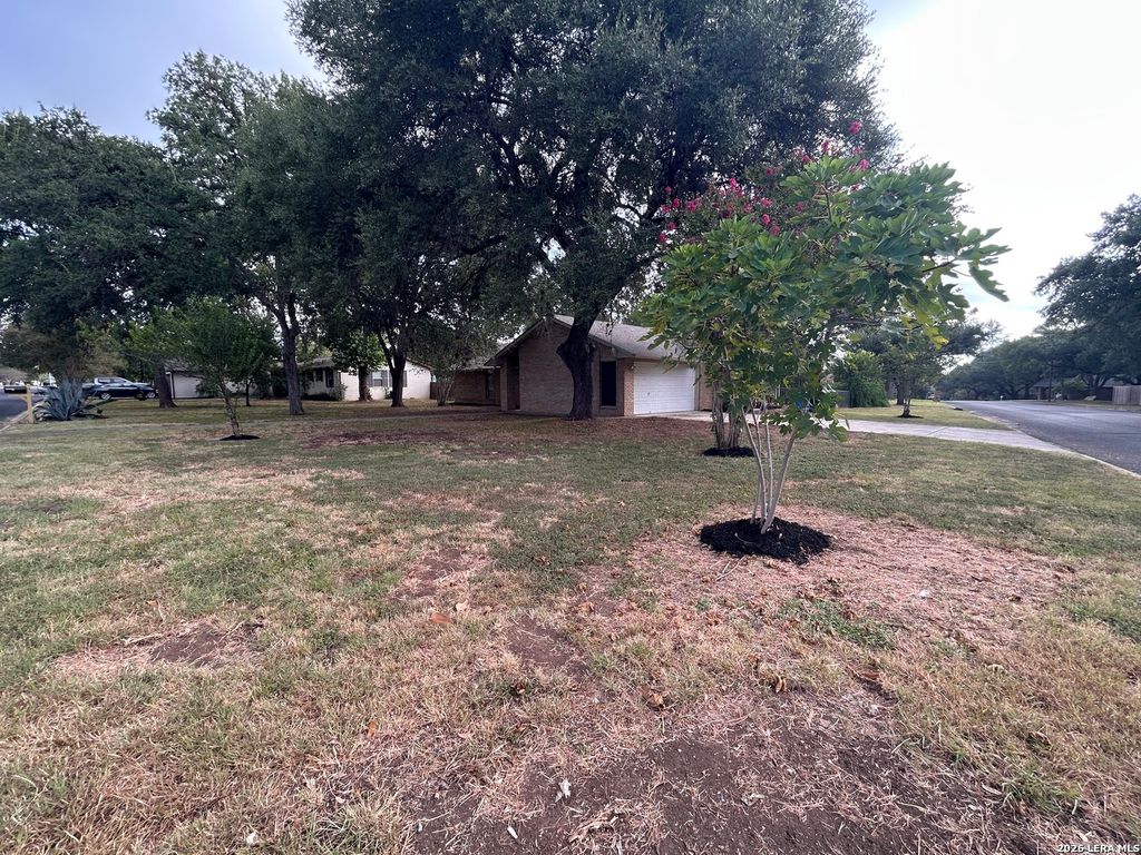 217 ELMWOOD DR, Seguin, TX 78155