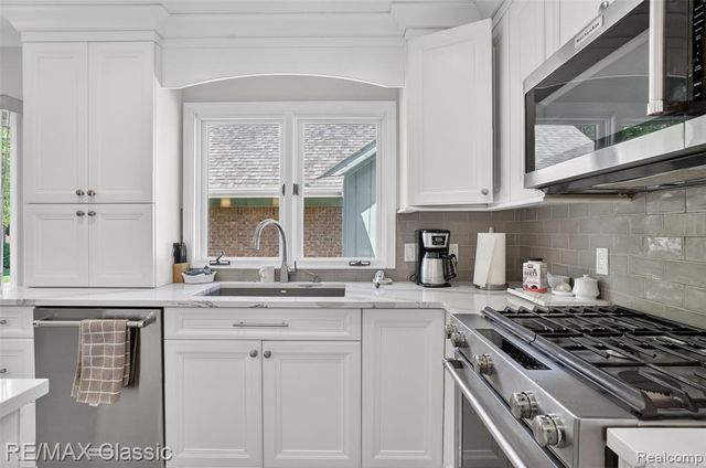 37828 Avon Lane, Farmington Hills, MI 48331