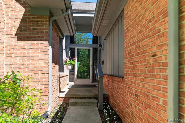 37828 Avon Lane, Farmington Hills, MI 48331