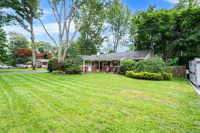 44 Winslow Lane, Smithtown, NY 11787
