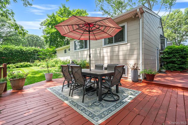 44 Winslow Lane, Smithtown, NY 11787