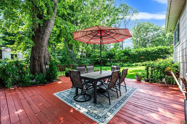 44 Winslow Lane, Smithtown, NY 11787