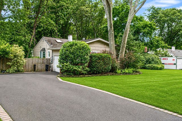 44 Winslow Lane, Smithtown, NY 11787