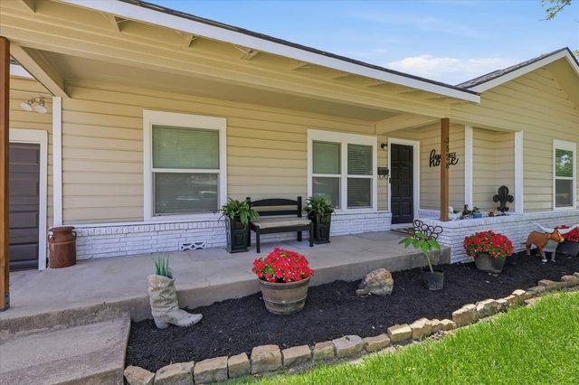 3528 Meadow Oaks Drive, Haltom City, TX 76117