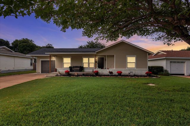 3528 Meadow Oaks Drive, Haltom City, TX 76117