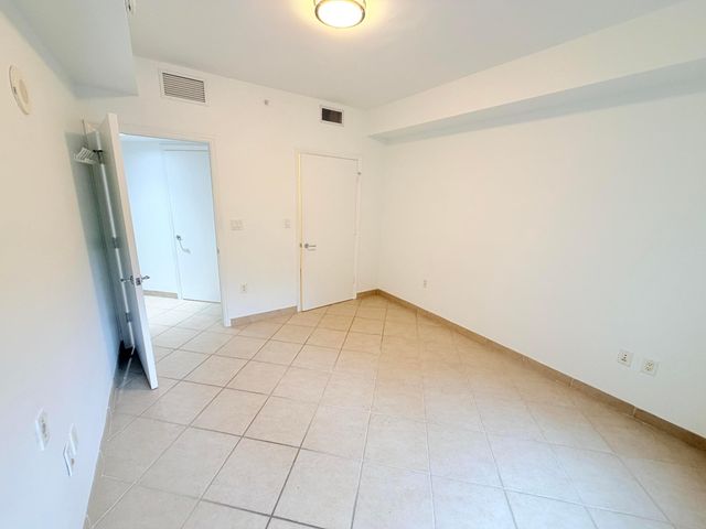 19900 E Country Club Drive 210, Aventura, FL 33180