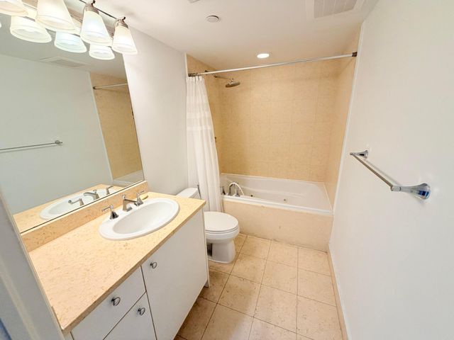 19900 E Country Club Drive 210, Aventura, FL 33180