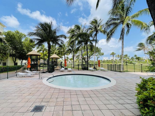 19900 E Country Club Drive 210, Aventura, FL 33180