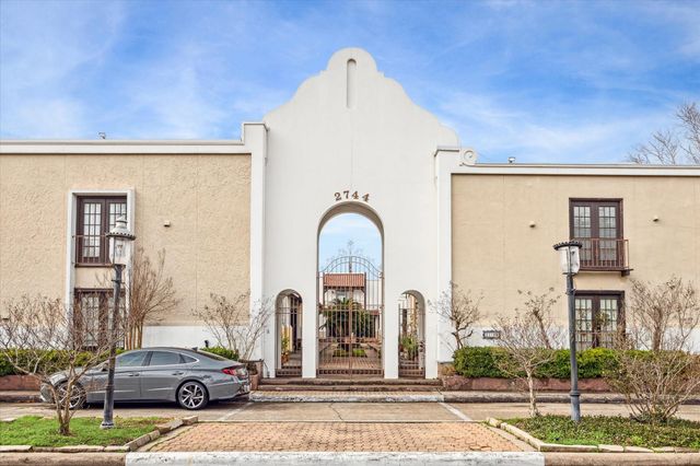 2744 Briarhurst Drive 16, Houston, TX 77057