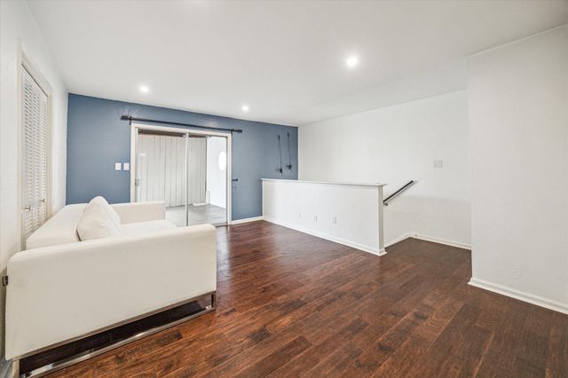 2744 Briarhurst Drive 16, Houston, TX 77057