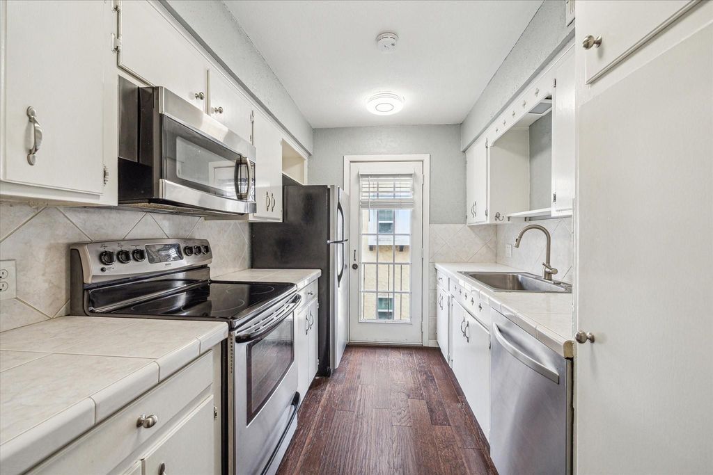 2744 Briarhurst Drive 16, Houston, TX 77057