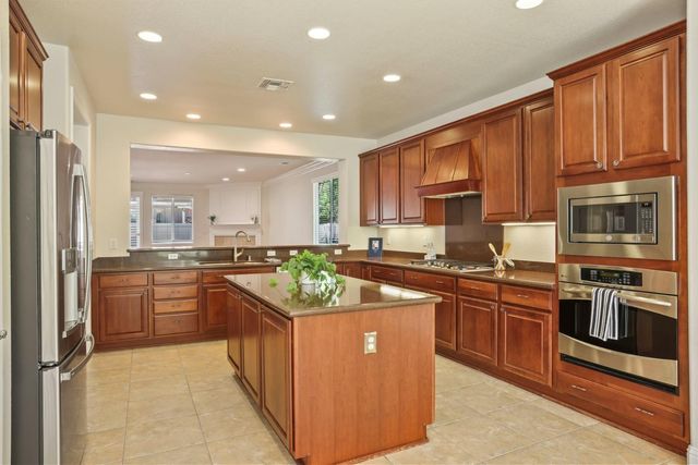 2349 Belle Glade Ln, Manteca, CA 95336
