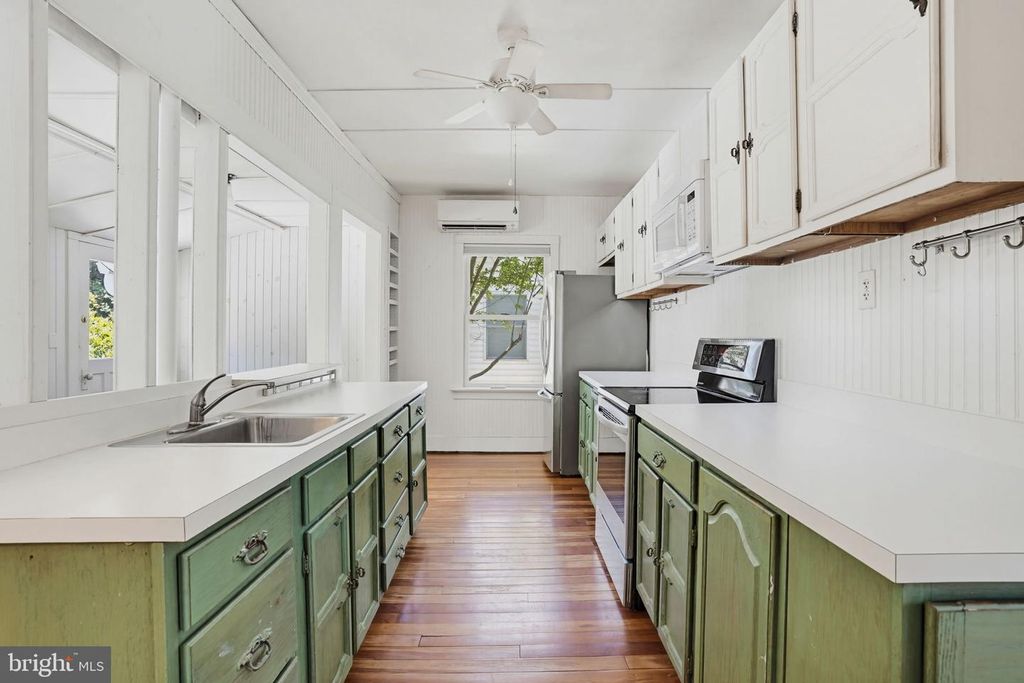 Image 12 of property listing at 526 JAMES AVE, Tracys Landing, MD 20779