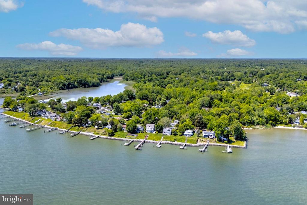 Image 2 of property listing at 526 JAMES AVE, Tracys Landing, MD 20779