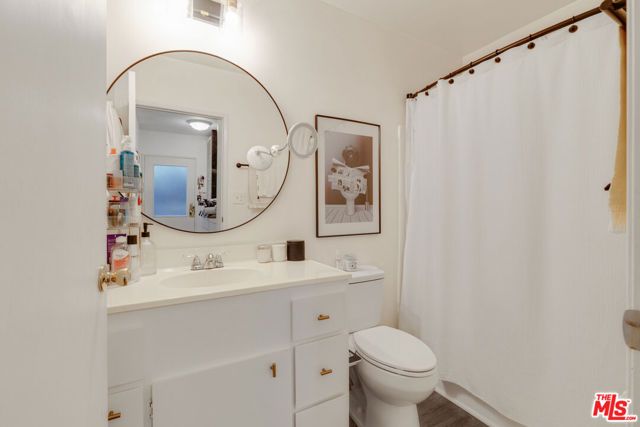 5913 Willoughby Avenue, Los Angeles, CA 90038