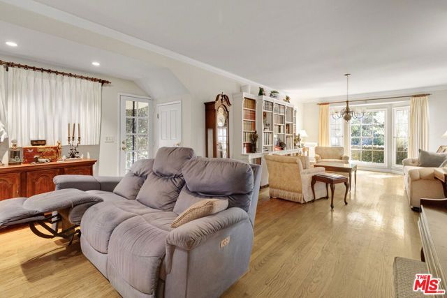 5913 Willoughby Avenue, Los Angeles, CA 90038