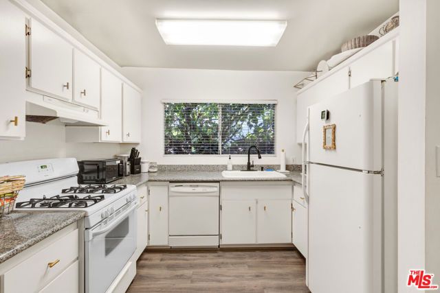 5913 Willoughby Avenue, Los Angeles, CA 90038