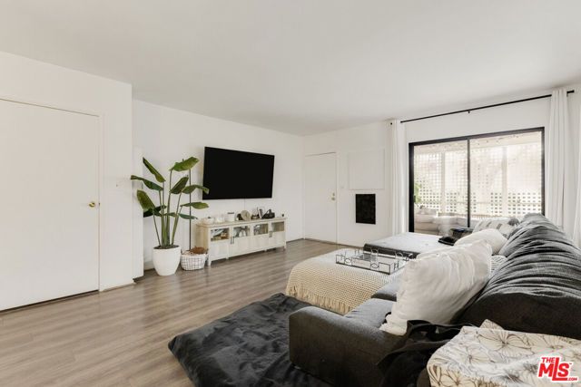 5913 Willoughby Avenue, Los Angeles, CA 90038