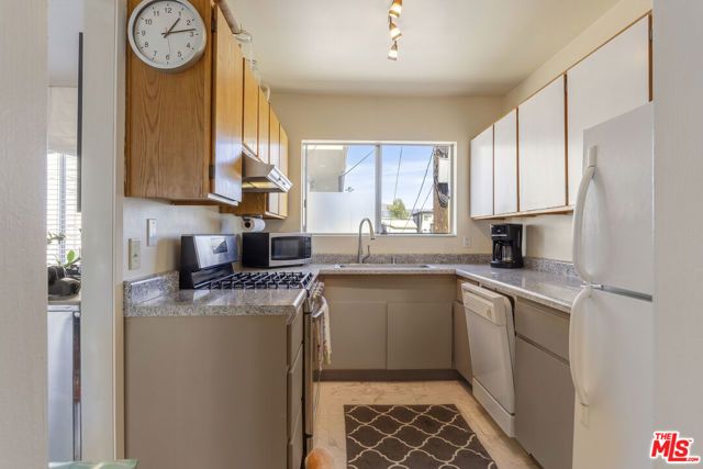 5913 Willoughby Avenue, Los Angeles, CA 90038