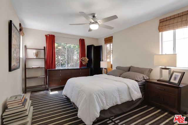 5913 Willoughby Avenue, Los Angeles, CA 90038