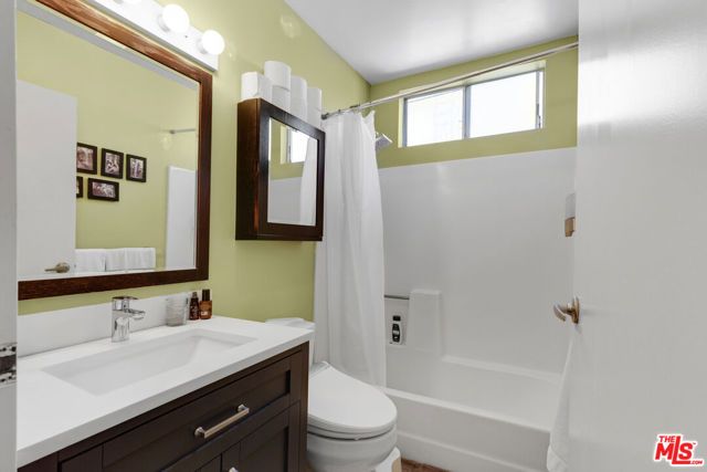 5913 Willoughby Avenue, Los Angeles, CA 90038