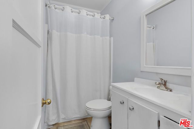 5913 Willoughby Avenue, Los Angeles, CA 90038