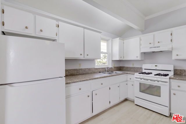5913 Willoughby Avenue, Los Angeles, CA 90038