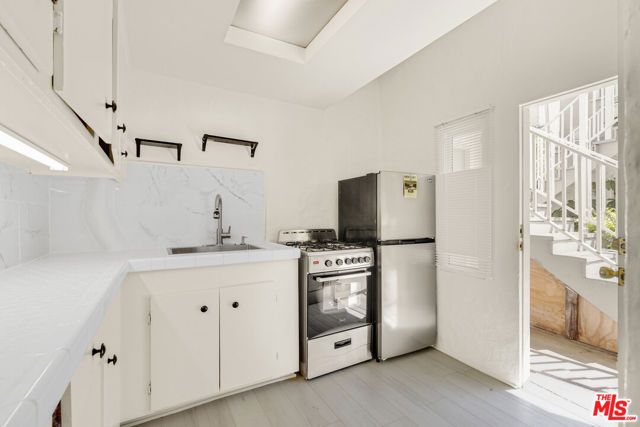 5913 Willoughby Avenue, Los Angeles, CA 90038