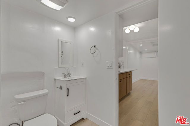 5913 Willoughby Avenue, Los Angeles, CA 90038